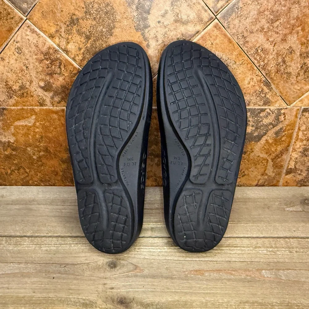 OOFOS flip flops - Picture 7 of 8